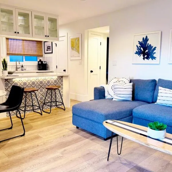 2026 Award Winner, Luxe 2BR, steps to sand & pier, with fire pit, AC and parking, hotel in Newport Beach