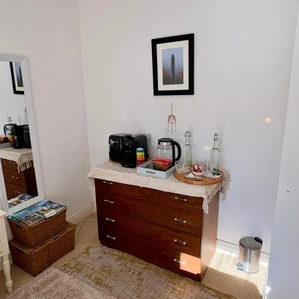 Peaceful Spacious Double Room in Warm Friendly Home, hotel in Wexford