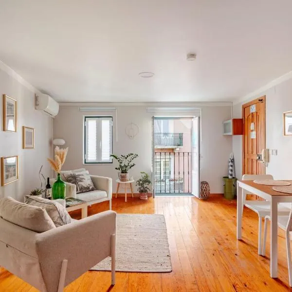 Studio for two next to Alfama and flea market,里斯本的飯店