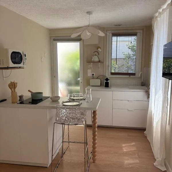 Cozy Apartment with Private Outdoor Space & Prime Location, hótel í Le Puy en Velay