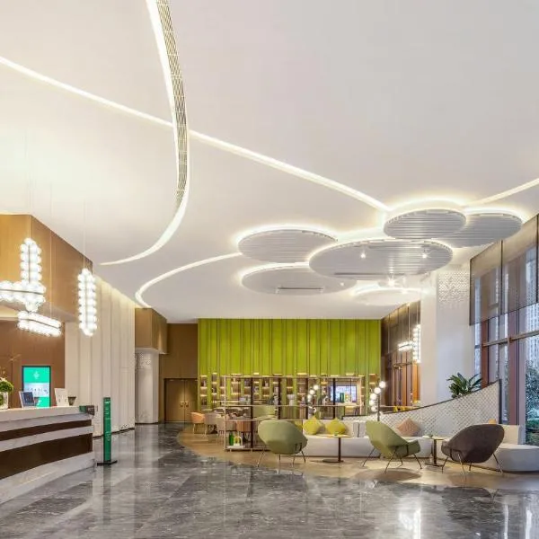 Holiday Inn & Suites Qingdao Jinshui by IHG، فندق في تشينغداو