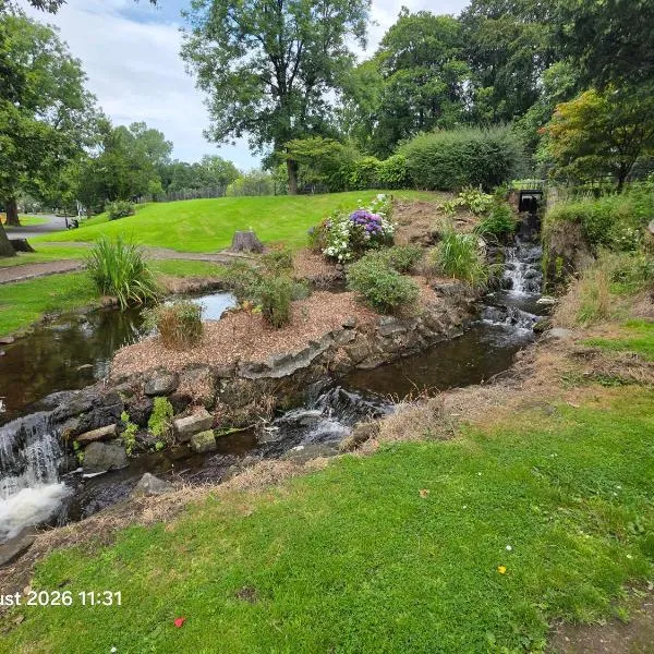 Lovely 2 Bedroom Modern Ground Floor Flat, hotell sihtkohas Clydebank
