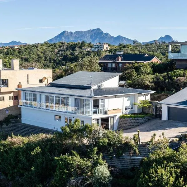 Solyn Villa Luxury Garden Route Villa in Wilderness, hotel in Wilderness
