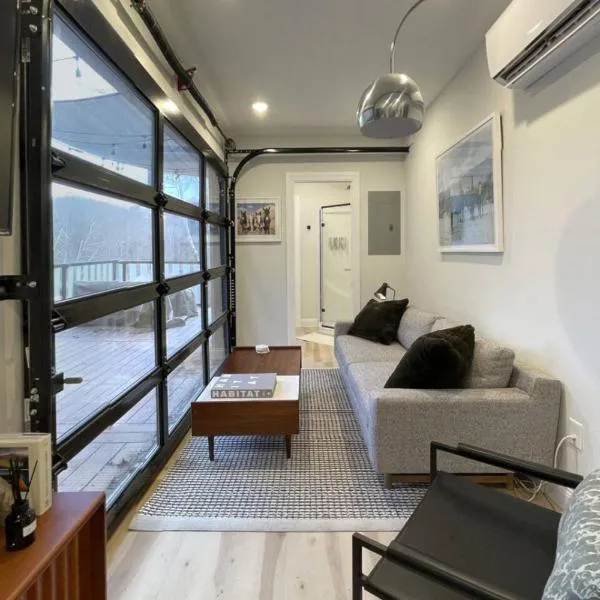 The Hideaway on Tacketts - Shipping Container, hotel u gradu Hurricane