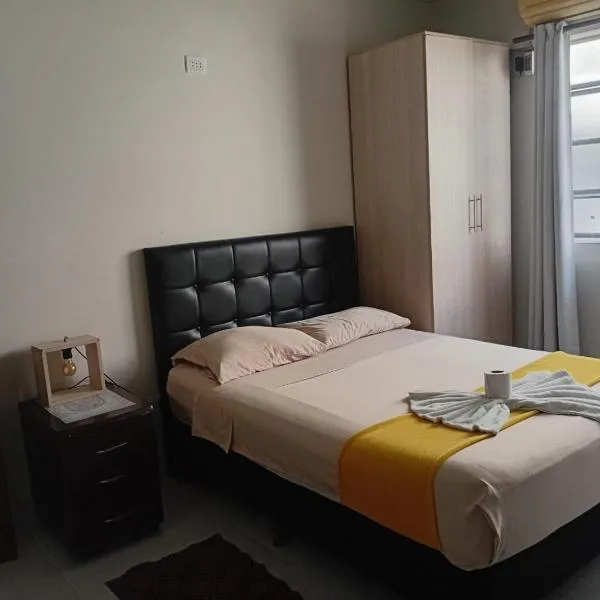 Amaca Hostal, hotel u gradu Santa Kruz de la Sjera