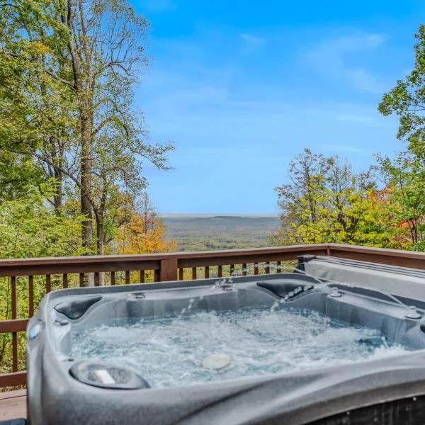 Above Sleepy Hollow - Rooftop Deck, Amazing Views, Hot Tub, Pet Friendly, Screen Porch, Wifi, EV Station, Games, Trails, Wood Stove, Charcoal Grill, Lake Access, King Bed, Hotel in Hedgesville