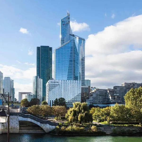 कौरबेवॉये में, होटल Novotel Paris La Defense Esplanade