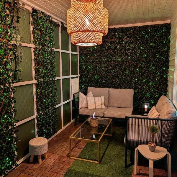Cozy & Chic suite with wine cellar, ξενοδοχείο σε Maple Ridge District Municipality