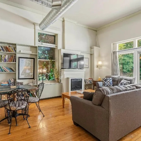 Historic Loft w/ Private Deck, 2 Blocks to Dtwn, hotell i Saugatuck