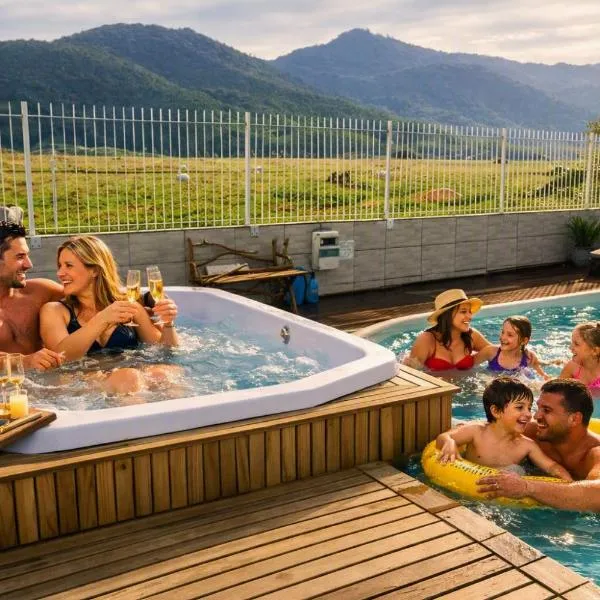 Residencial Moradas das cachoeiras 10 minutos da Praia Guarda Do Embaú SC, hotel in Palhoça