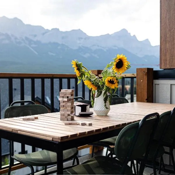 Sunset Ridge- 360 Mountain Views!, hotel i Canmore