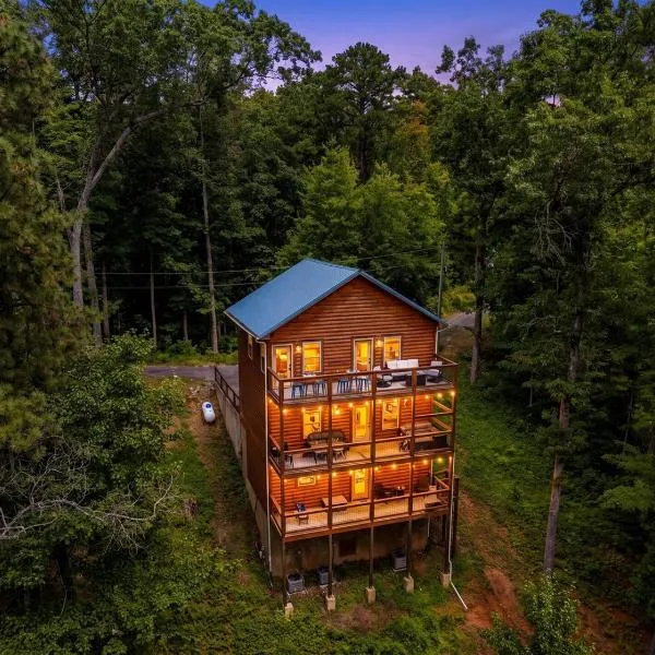 Cabin retreat with hot tub, pool table & arcade, hotel in Sevierville