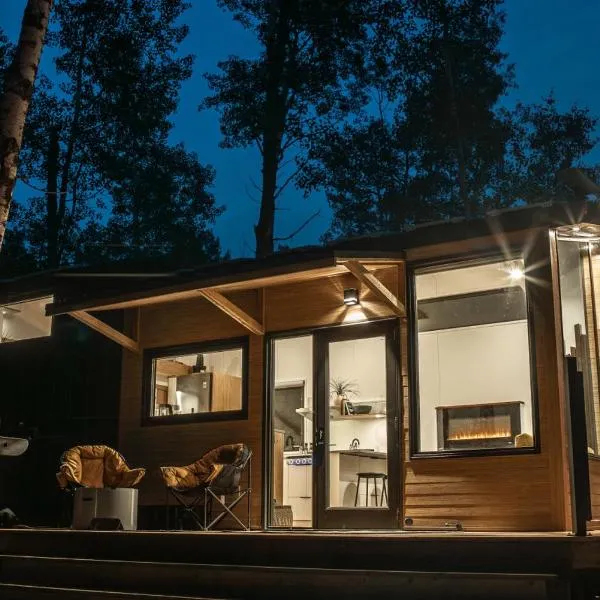 Refuge Bay's Aqua Tiny Home - Luxury Off Grid Escape โรงแรมในCherhill