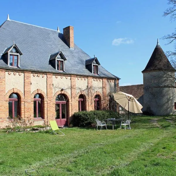 Gîte lumineux dans ancienne orangerie avec jardin et barbecue - FR-1-489-281, hotel in Trézelles