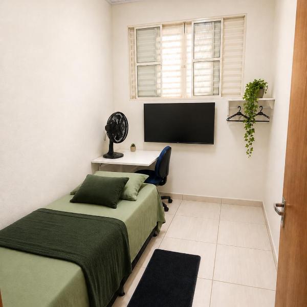 Quarto 03 com TV e ventilador