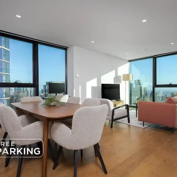 Luxe 3BR Skyline Sunset Residence Level 63 - CBD Views, Parking, Pool, Sauna, Gym、メルボルンのホテル