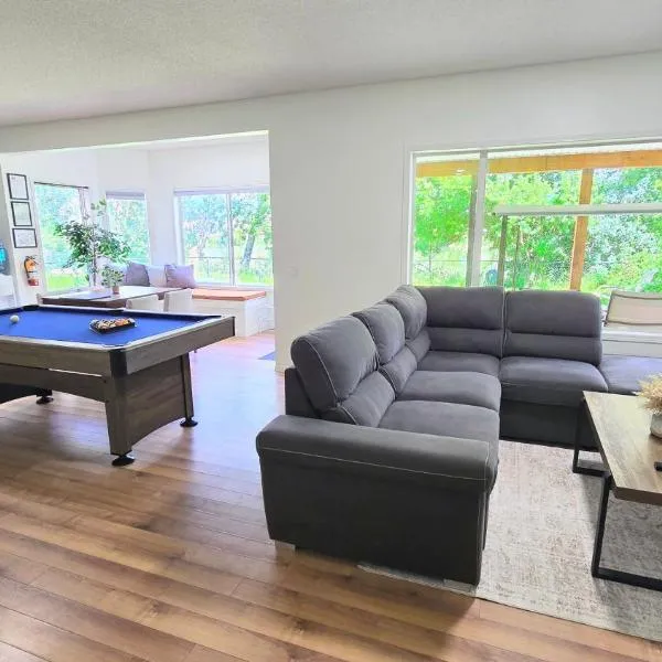 Guest Suite near Spruce Meadows South West Calgary - The Nature Nook、カルガリーのホテル