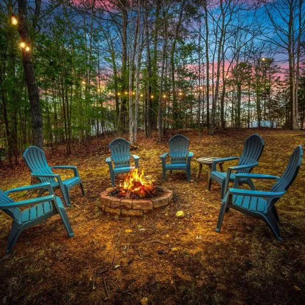 Family Retreat- Hot Tub- Pool Table- Fire Pit- BBQ Grill- Kids Zone- Arcade Games, отель в городе Севьервилл