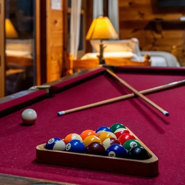Family Retreat- Hot Tub- Pool Table- Fire Pit- BBQ Grill- Kids Zone- Arcade Games, hotel em Sevierville