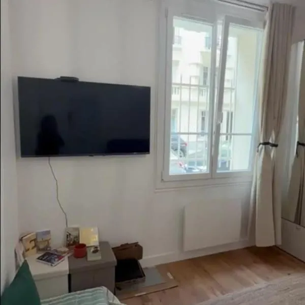 Renovated studio with private terrace 30 M2 Paris 15, hotel in Parijs
