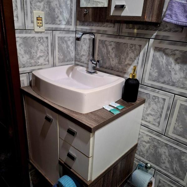 Casa completa para até 10 Pessoas - Garagem e Churrasqueira - 8 min do Aeroporto - Foto 3