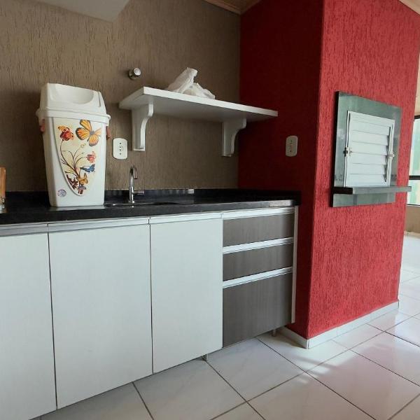 Apartamento Espaçoso em Prédio Beira Mar