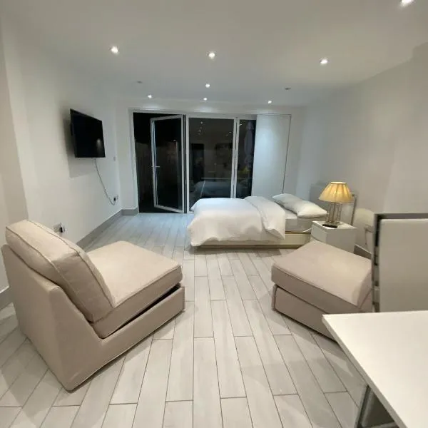 Semi-Private Suite with Garden and free parking – hotel w mieście Stone Grove
