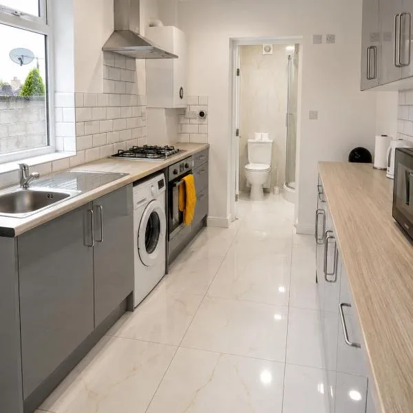 Catherine 5 bedroom house, hotel in Crewe