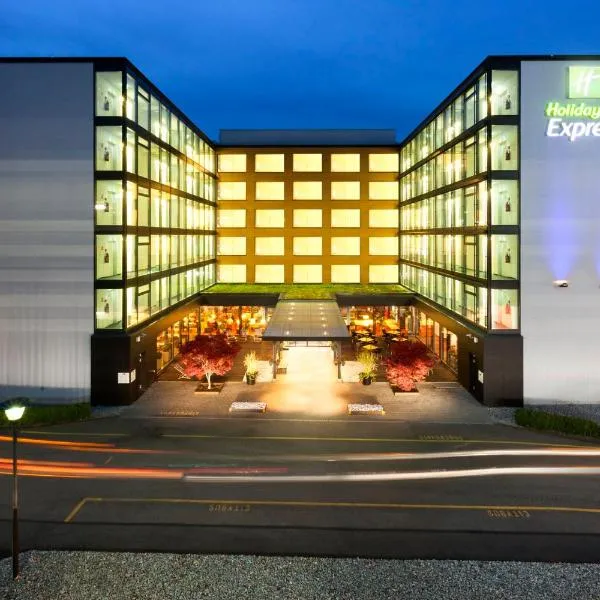 Holiday Inn Express Zürich Airport by IHG โรงแรมในรุมลัง