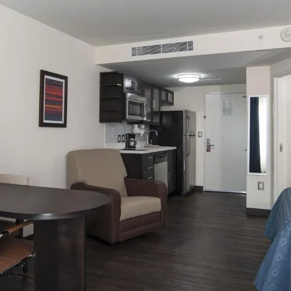 Candlewood Suites - Queretaro Juriquilla by IHG، فندق في كيريتارو