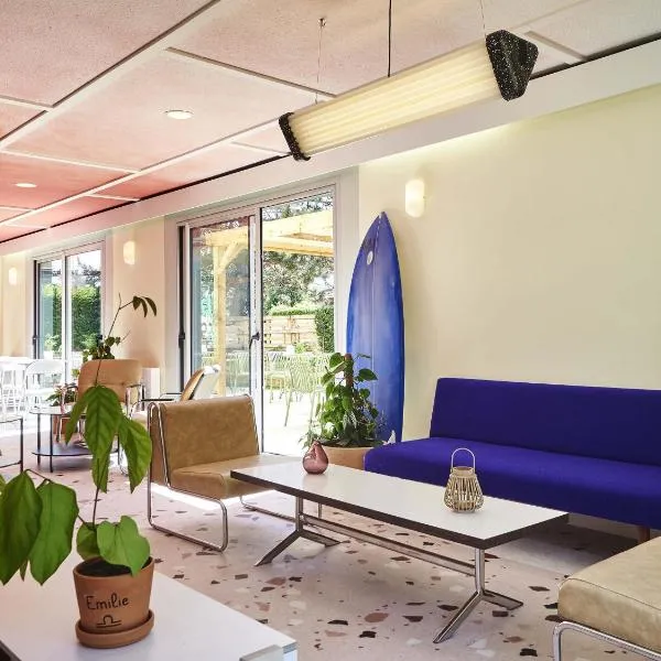 Greet Hotel Versailles - Voisins Le Bretonneux, hotel u gradu 'Voisins-le-Bretonneux'