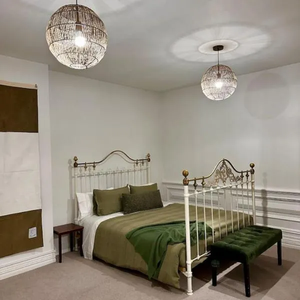 Stylish 2 bed, central city apartment & free park, hotel i Dunedin