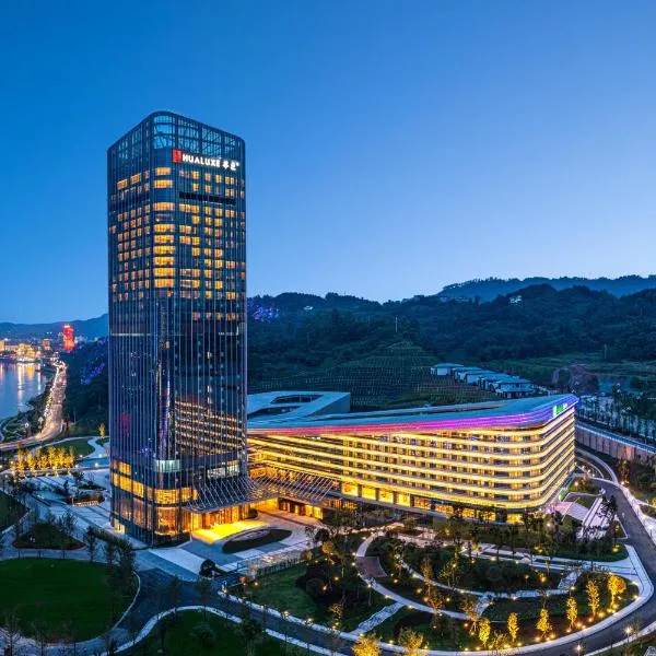 HUALUXE Yibin, hotel em Yibin