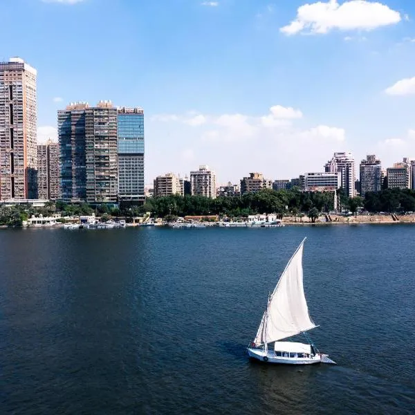 هوليداي إن آند سويتس القاهرة المعادي، أحد الفنادق من مجموعة فنادق إنتركونتيننتال، فندق في القاهرة