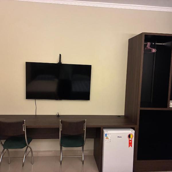 Quarto com TV 50 polegadas, frigobar, ar-condicionado e Wi Fi, sala e cozinha compartilhado - Foto 5