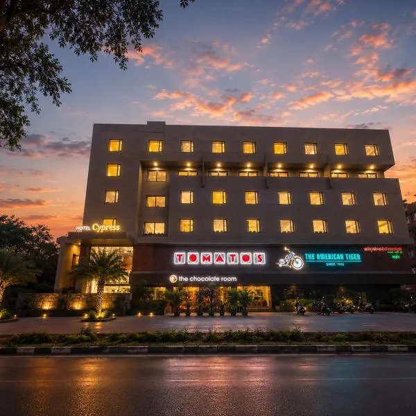 Nadiad में, होटल HOTEL CYPRESS