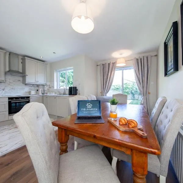 Modern 3-bed house near Dublin Airport - Great for families, hotel in Swords