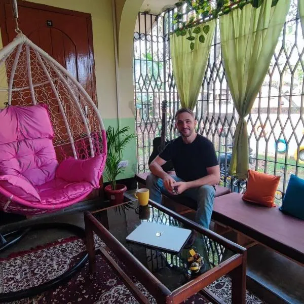 Green Theme Backpackers Hostel, מלון בגווהאטי