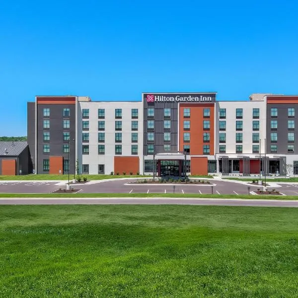 Hilton Garden Inn Kansas City Riverside، فندق في Riverside