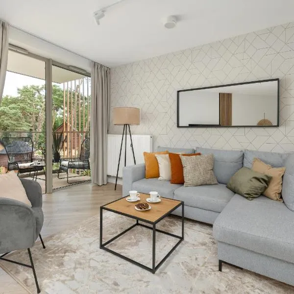 Przytulne Apartamenty Blisko Plaży z Parkingiem by Noclegi Renters, hotel u gradu Pobijerovo