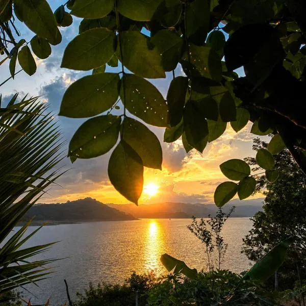 Elee Villa - Waterfront Retreat with Victoria Reservoir & Mountain Views, hotell i Teldeniya
