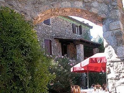 Logis Hotel Restaurant Auberge Du Peras, hotel v destinaci Saint-Jean-du-Gard