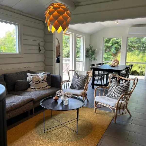 Modern Log Cabin with Fireplace, Forest and EV Parking, hotel en Hjärnarp