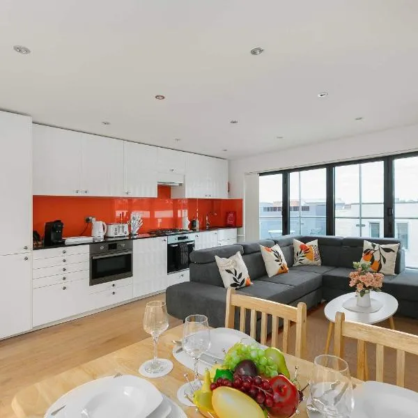 Stylish Family-Friendly Duplex Apartment With Balcony 5-Min Walk to Angel Station Sleeps 5, Hotel in London