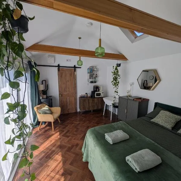 Stylish central Horsham residence with parking and hot tub, hotell i Horsham
