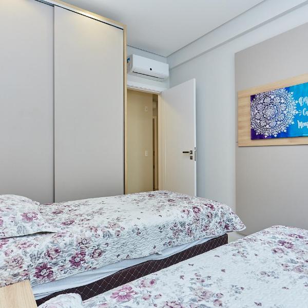 1086 Apartamento novo com 02 vagas de garagem À 100 metros da praia do centro de Bombinhas - Foto 2