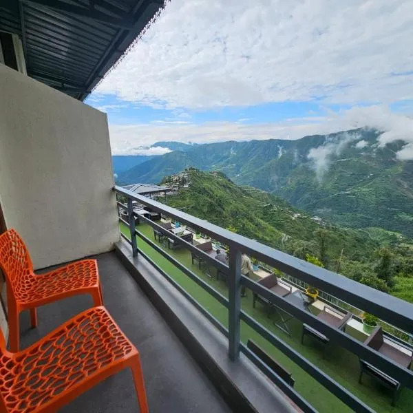 Living On The Edge Mussoorie A Luxury Stay with Rooftop Cafe, מלון במוסורי