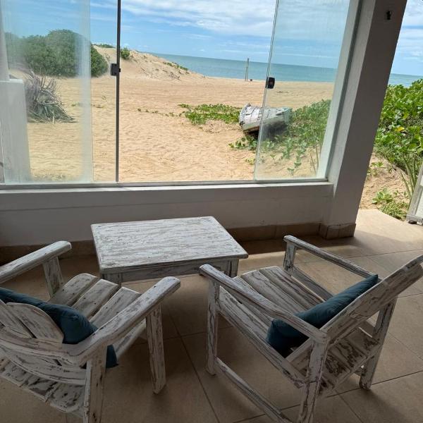 Casa em Galinhos pé na areia com AC
