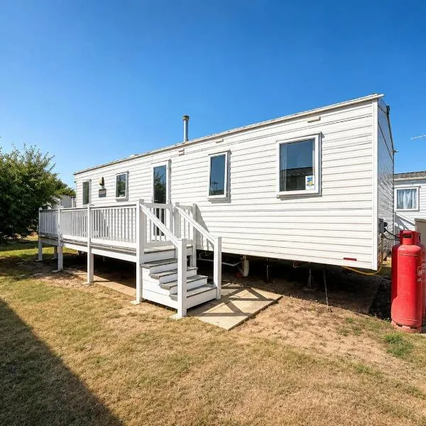 Homely caravan with side decking at Pakefield Holiday Park, Suffolk ref 68071CR, hotel a Pakefield