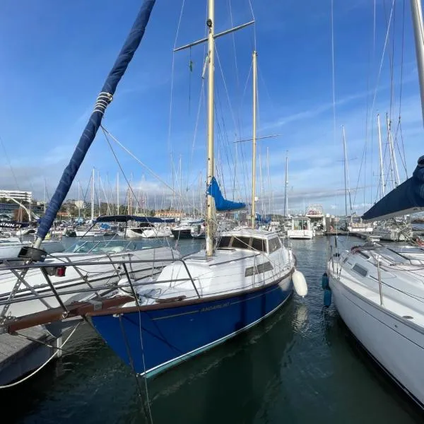 Floating nights on a Sailboat, Hotel in São Julião
